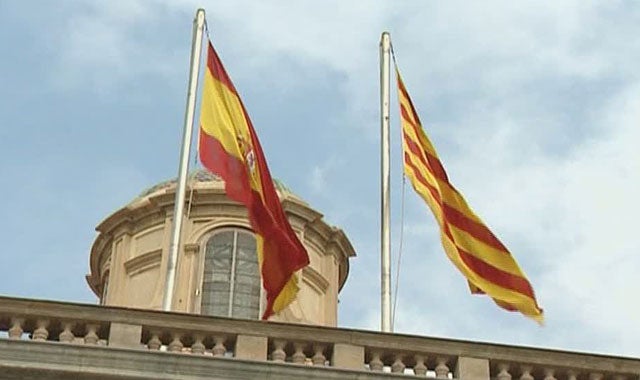 La bandera española junto a la catalana
