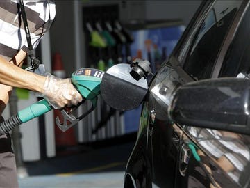 Un conductor reposta en una gasolinera de Madrid