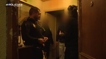 La dueña del piso hablando con la Policía tras el suceso La dueña del piso hablando con la Policía tras el suceso