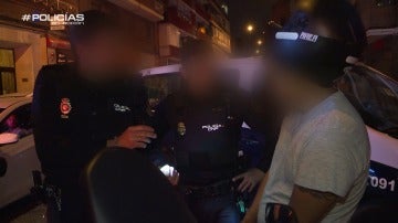 La Policía hablando con el motorista ebrio La Policía hablando con el motorista ebrio