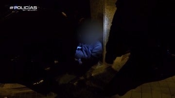 El hombre aparece tirado en su portal El hombre aparece tirado en su portal