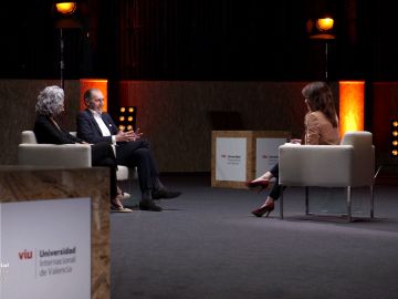 Francisco Isidro Núñez en su charla con Helena Resano Francisco Isidro Núñez en su charla con Helena Resano