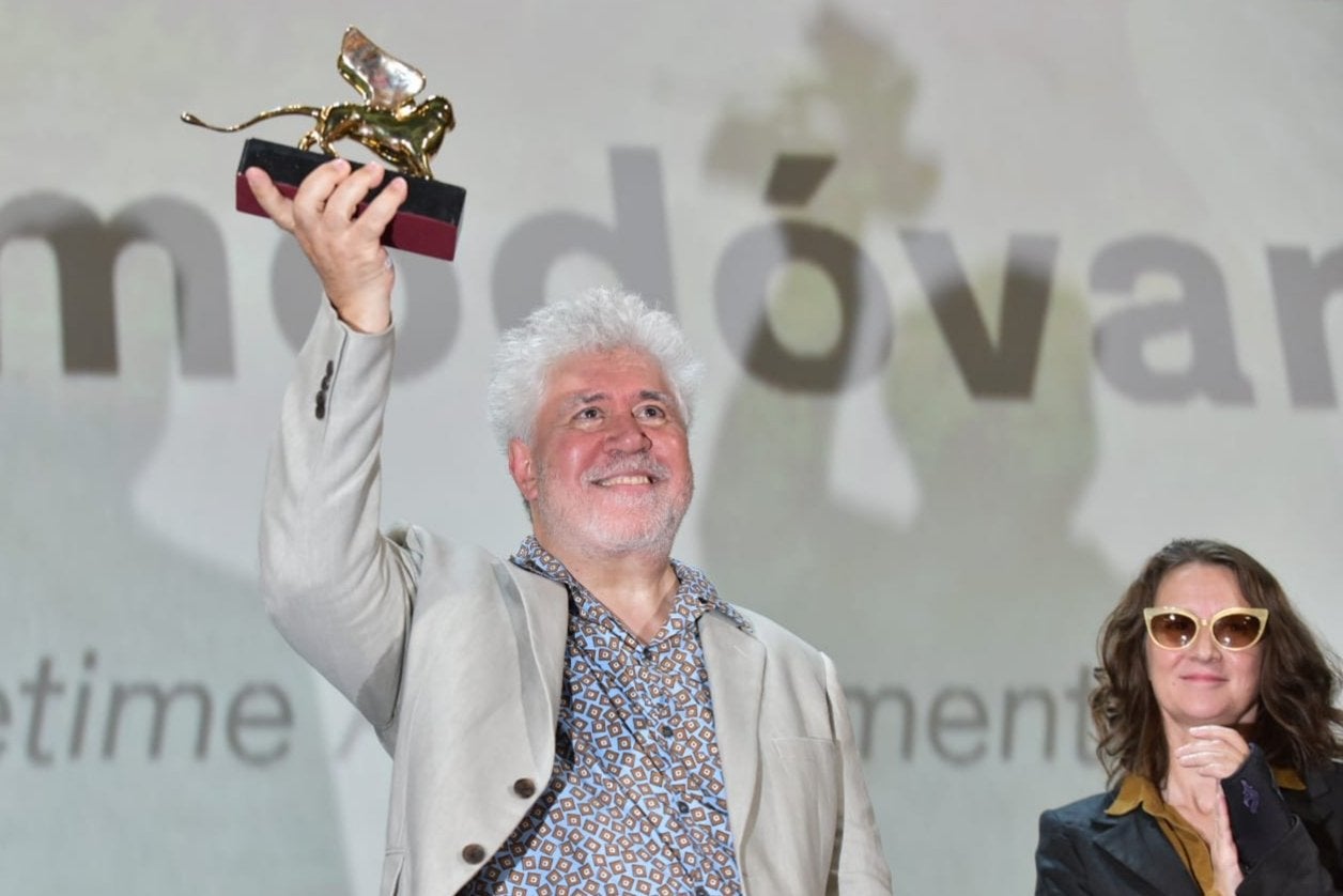 Venecia Rinde Homenaje A Pedro Almodovar Y Le Entrega El Leon De Oro De Honor