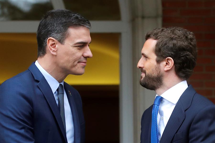 Imagen del último encuentro entre Pedro Sánchez y Pablo Casado en la Moncloa