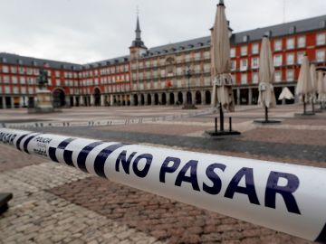 Precinto policial en la Plaza Mayor de Madrid