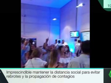Indignación entre los hosteleros gallegos por la celebración sin mascarilla en el hotel de Feijóo tras la noche electoral Indignación entre los hosteleros gallegos por la celebración sin mascarilla en el hotel de Feijóo tras la noche electoral