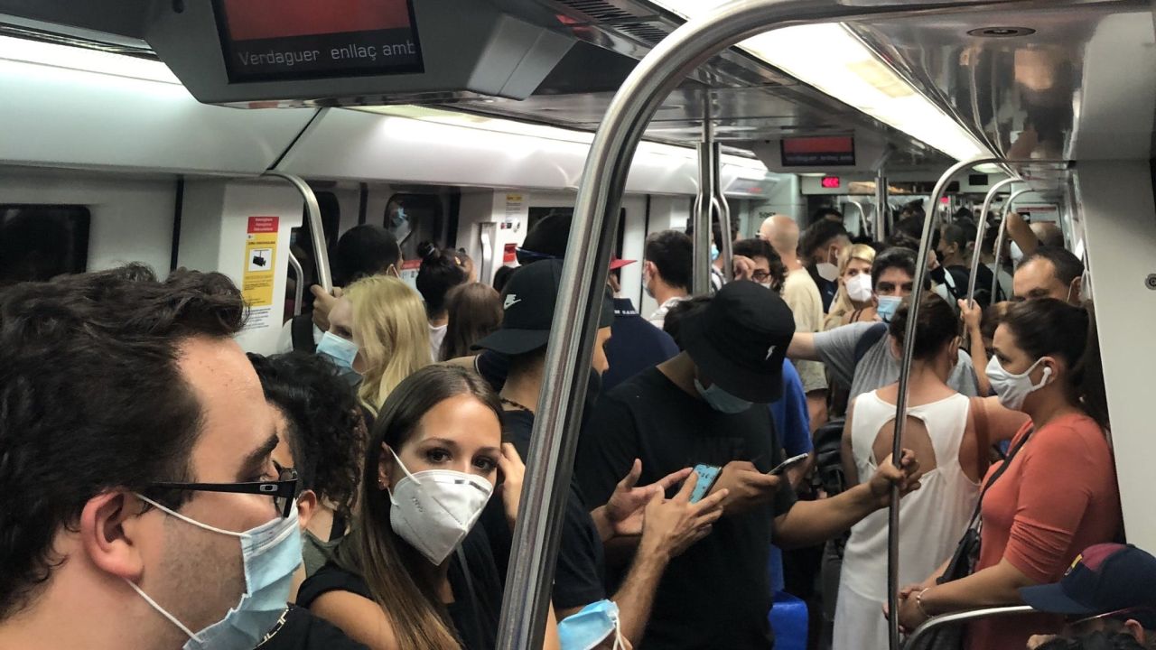 Aglomeraciones en el metro de Barcelona en plena oleada de rebrotes de  coronavirus