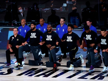 Los jugadores de la NBA se arrodillan contra el racismo