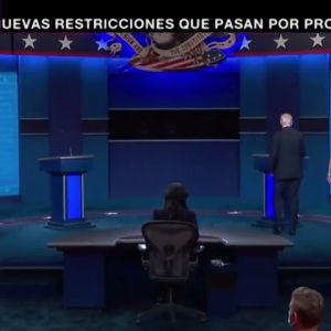 El gesto que sorprendió a Trump: Melania le aparta la mano en pleno directo y él le da una palmada El gesto que sorprendió a Trump: Melania le aparta la mano en pleno directo y él le da una palmada