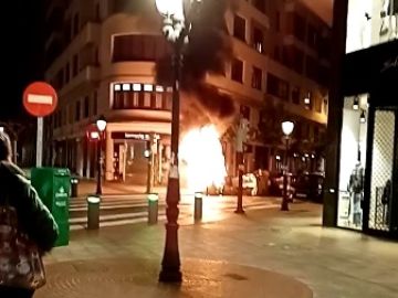 Imágenes de un contenedor ardiendo durante los disturbios en Bilbao