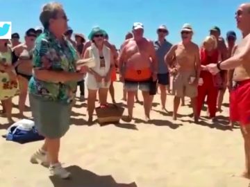 La batalla de gallos entre una señora y un hombre en la playa que revoluciona Twitter La batalla de gallos entre una señora y un hombre en la playa que revoluciona Twitter