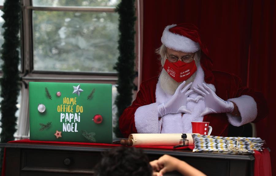 Papá Noel saluda a los niños en Río de Janeiro (Brasil)