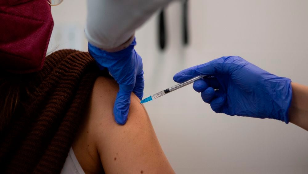 Así avanza la vacunación contra el COVID-19 en España: Madrid a la cola y Asturias la más adelantada