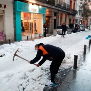 Un vecino retira nieve de la calzada en calle León de Madrid. Un vecino retira nieve de la calzada en calle León de Madrid.