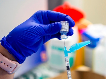 Personal sanitario prepara la segunda dosis de la vacuna contra el COVID-19.
