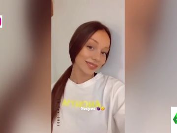 El análisis de Josie del "apetecible" cambio de look de Ester Expósito a morena: "Es Marisa Berenson en robótica" El análisis de Josie del "apetecible" cambio de look de Ester Expósito a morena: "Es Marisa Berenson en robótica"