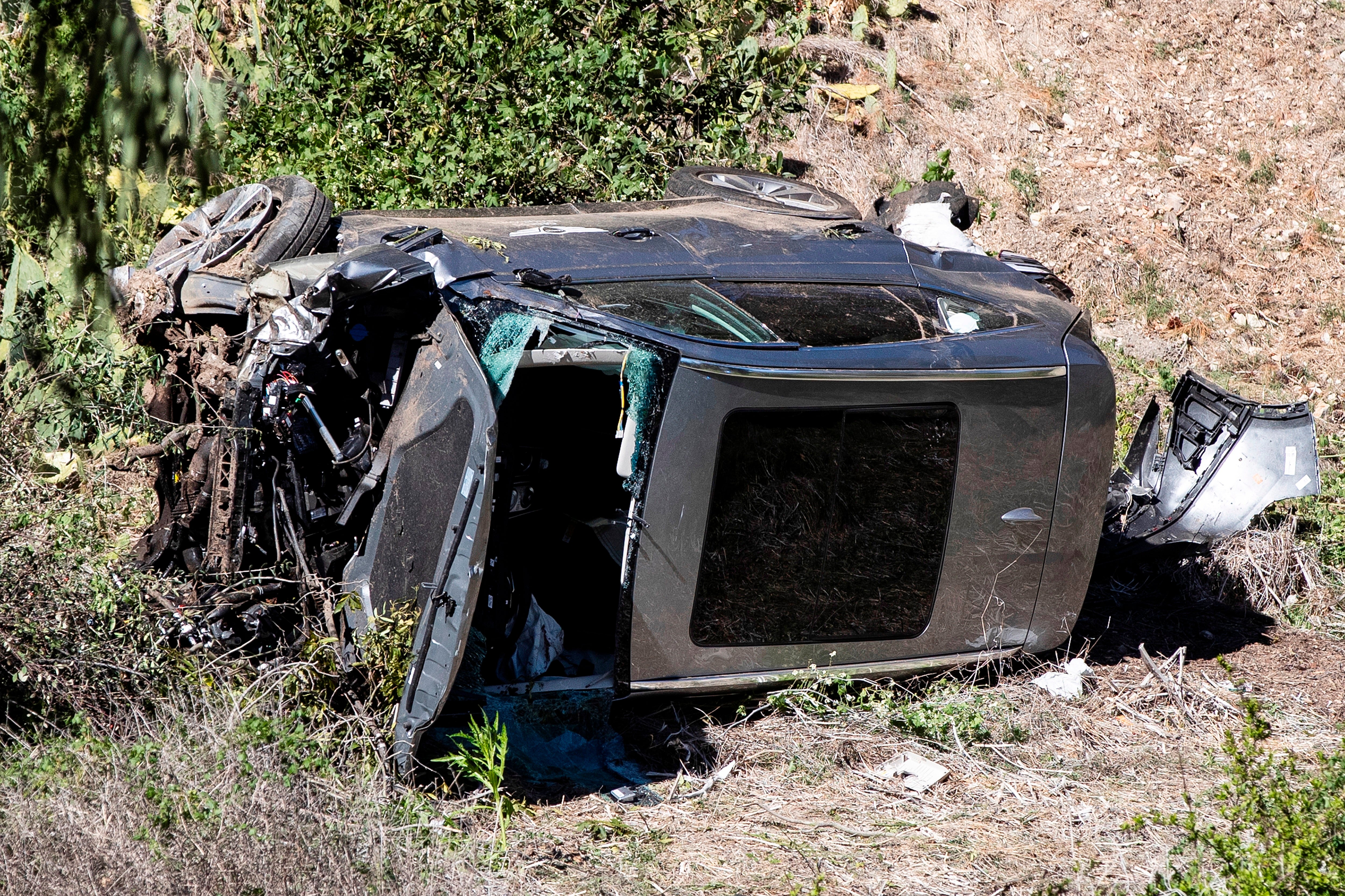 Así fue el accidente de Tiger Woods: conducía "a alta velocidad" y tiene  "importantes lesiones ortopédicas"