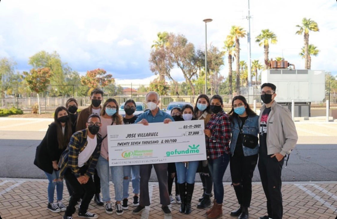 El solidario gesto de un alumno con su exprofesor: recauda 22.000 euros al descubrir que vivía en su coche