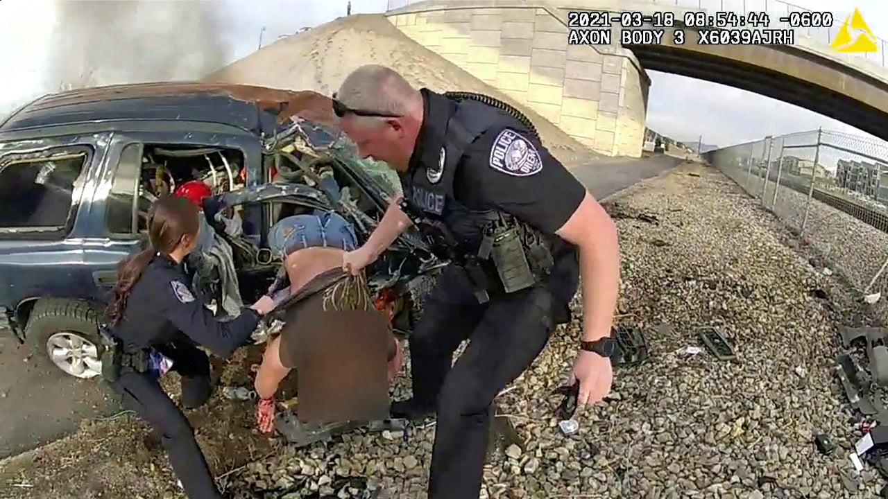 Momento del rescate por parte de los agentes