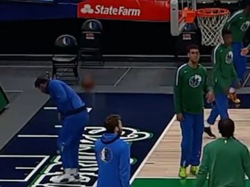 Jugones (13-05-21) El tiro imposible de Doncic desde detrás del aro: bota la bola contra el suelo y de espaldas...¡y la mete! Jugones (13-05-21) El tiro imposible de Doncic desde detrás del aro: bota la bola contra el suelo y de espaldas...¡y la mete!