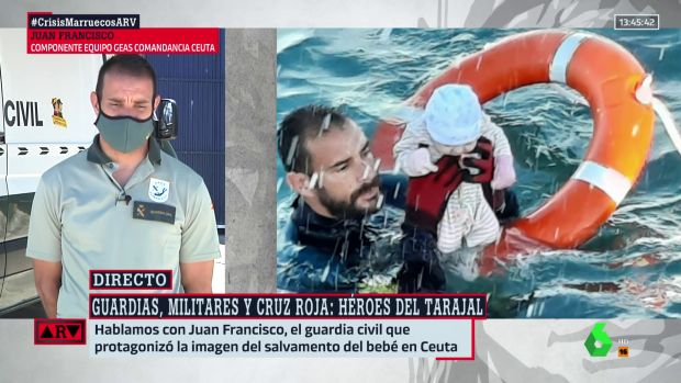 Habla El Guardia Civil Que Rescato A Un Bebe En El Mar De Ceuta Estaba Frio No Sabia Si Estaba Vivo