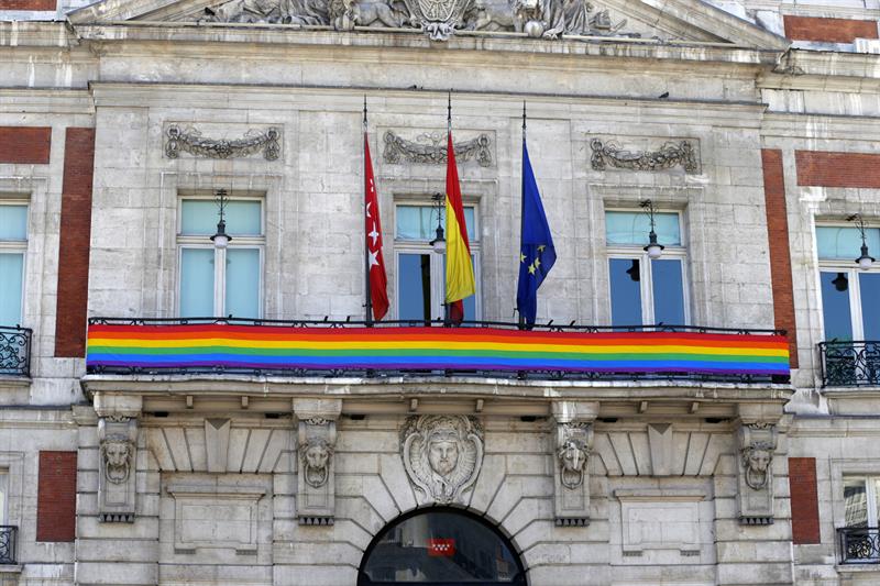 Bandera arcoiris en la sede de la Presidencia de la Comunidad de Madrid.