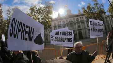 Un grupo de manifestantes protesta contra la decisión del Tribunal Supremo sobre las hipotecas Un grupo de manifestantes protesta contra la decisión del Tribunal Supremo sobre las hipotecas