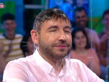 Miki Nadal y Frank Blanco se enfrentan en una guerra de agua