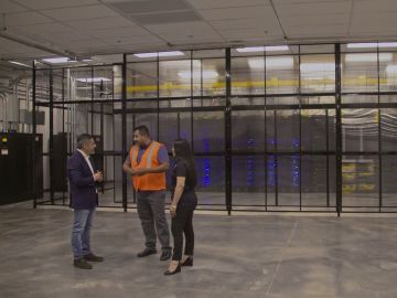'La nube' existe, y está en EEUU: así es el interior del edificio en el que se almacenan muchos de los datos que circulan en Internet 'La nube' existe, y está en EEUU: así es el interior del edificio en el que se almacenan muchos de los datos que circulan en Internet