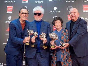 Alberto Iglesias, Pedro Almodóvar, Julieta Serrano y Agustín Almodóvar sostienen sus seis Premios Feroz por 'Dolor y gloria' Alberto Iglesias, Pedro Almodóvar, Julieta Serrano y Agustín Almodóvar sostienen sus seis Premios Feroz por 'Dolor y gloria'