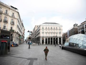 Imagen de la Puerta del Sol durante el confinamiento de marzo