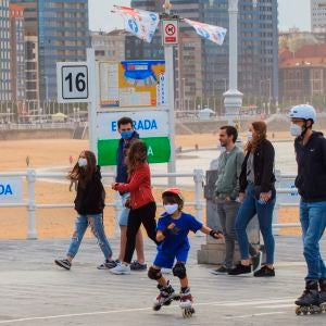 Un grupo de personas pasean por el paseo marítimo de la playa de San Lorenzo de Gijón . Un grupo de personas pasean por el paseo marítimo de la playa de San Lorenzo de Gijón .