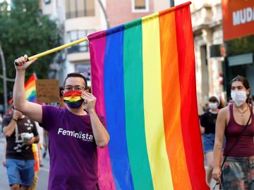Bandera LGTBI en una manifestación en Murcia