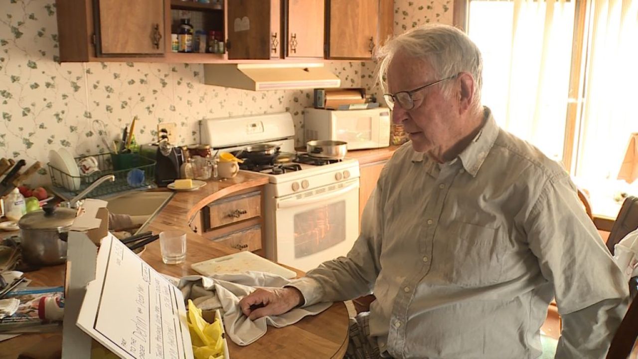 La emocionante historia de Derlin Newey, un repartidor de pizza de 89 años  que recibió 12.000 dólares de propina sin saber que era famoso