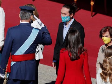 El rey Felipe VI saluda al vicepresidente segundo, Pablo Iglesias