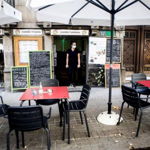 Una terraza de un bar en Cataluña Una terraza de un bar en Cataluña