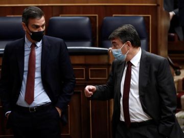 El presidente del Gobierno, Pedro Sánchez y el portavoz del PNV Aitor Esteban, conversan tras la intervención del líder de Vox.