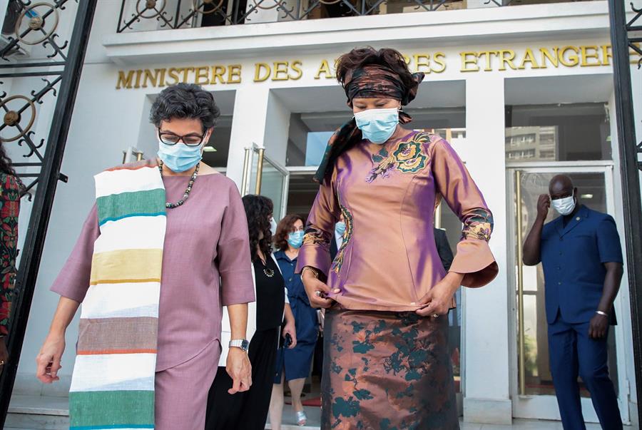 La ministra de Asuntos Exteriores, Arancha González Laya, con su homóloga africana, Aissata Tall Sall,