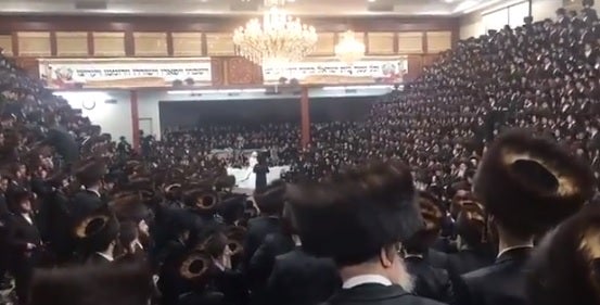 Miles de miembros de la comunidad judía celebran una boda multitudinaria en plena pandemia