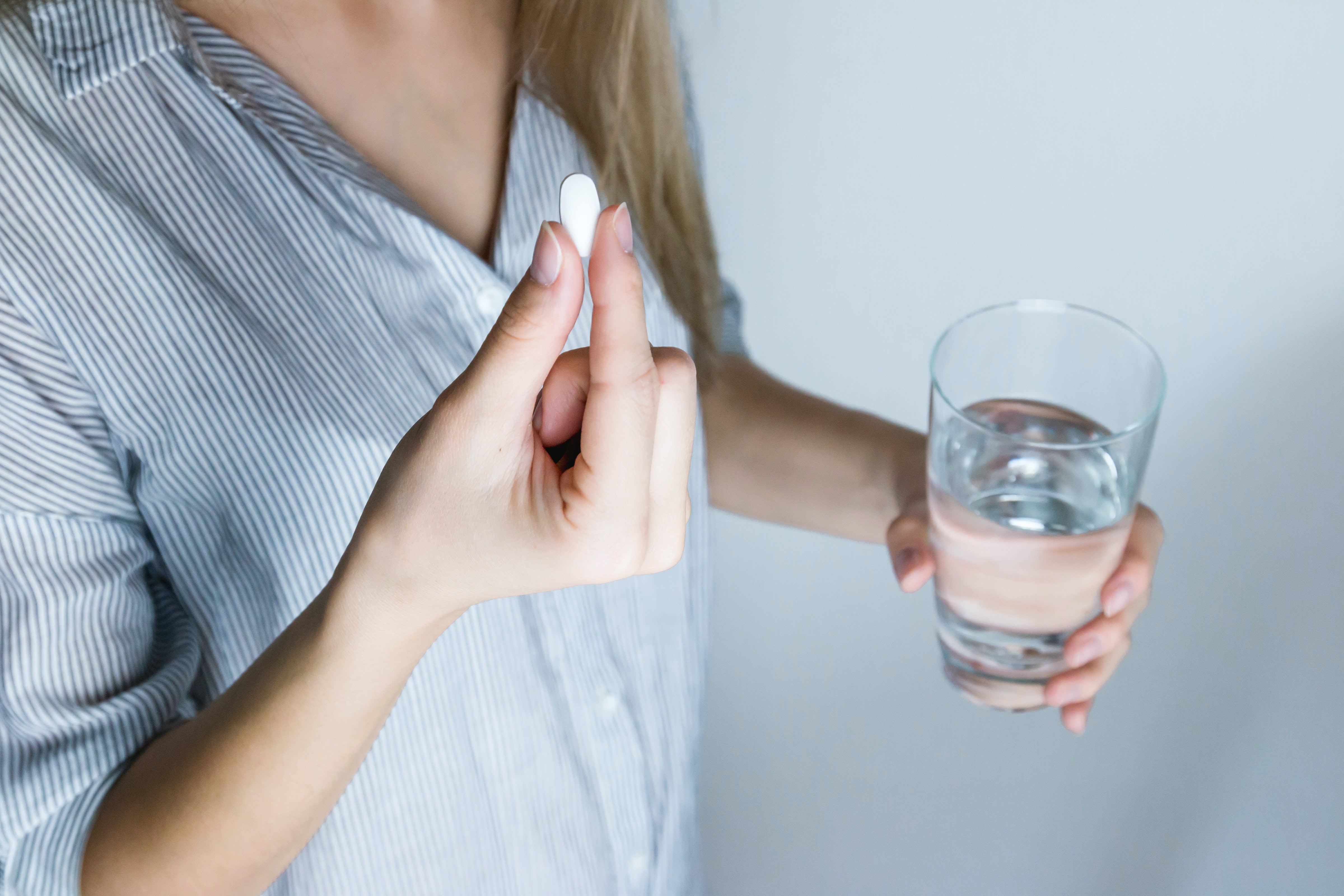 Una persona toma un medicamento 