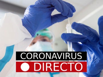 Médico atendiendo a un paciente afectado por el coronavirus Médico atendiendo a un paciente afectado por el coronavirus