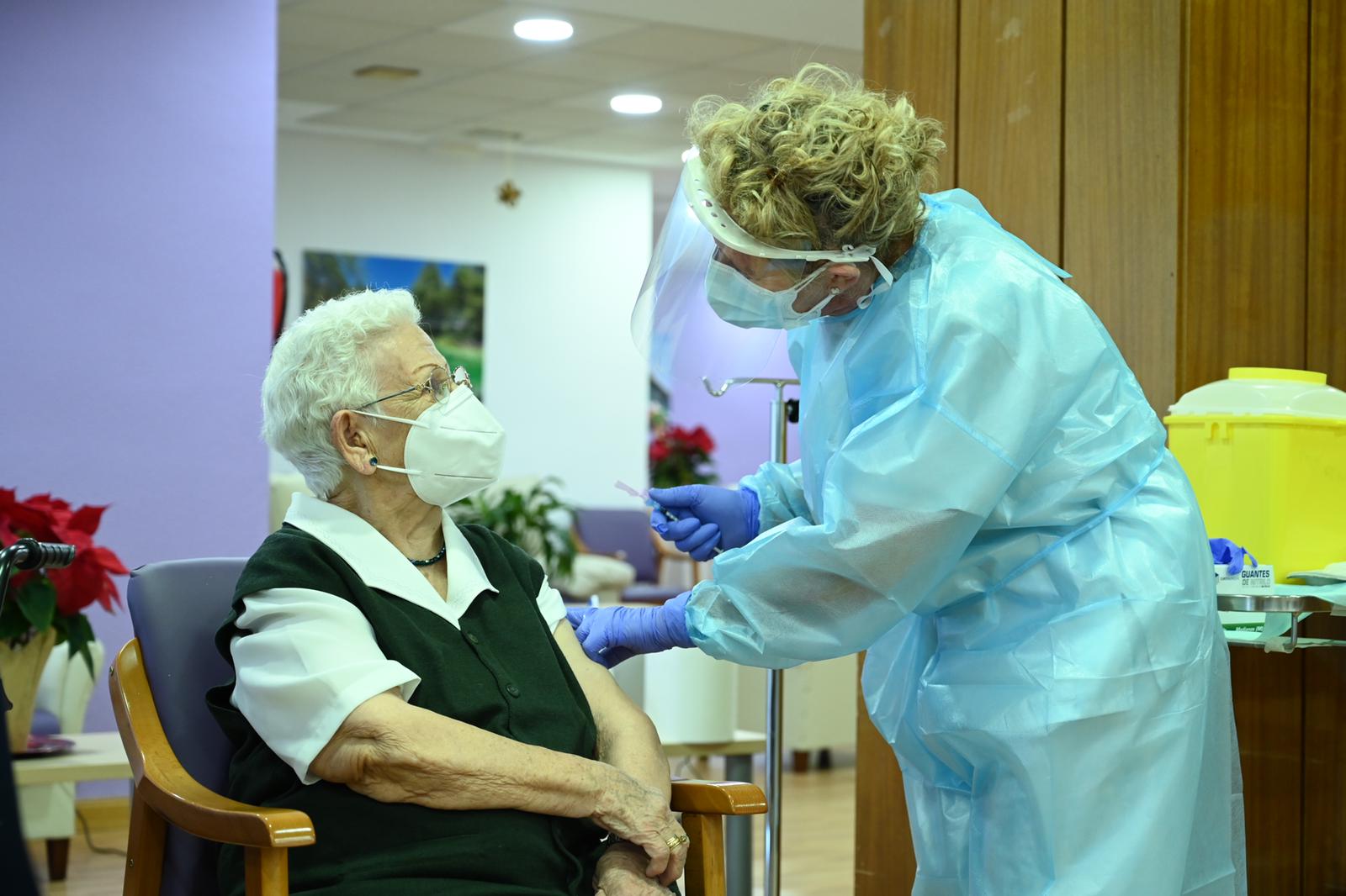 Araceli, de 96 años, recibe la primera vacuna contra el coronavirus en España