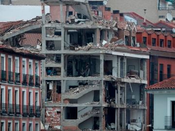 Vista de los daños ocasionados tras la explosión de gas que ha provocado el derrumbe de parte de un edificio de seis plantas en el centro de Madrid. Vista de los daños ocasionados tras la explosión de gas que ha provocado el derrumbe de parte de un edificio de seis plantas en el centro de Madrid.