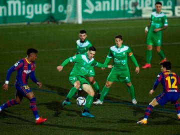 Puja por el balón durante el Cornellà-Barça Puja por el balón durante el Cornellà-Barça