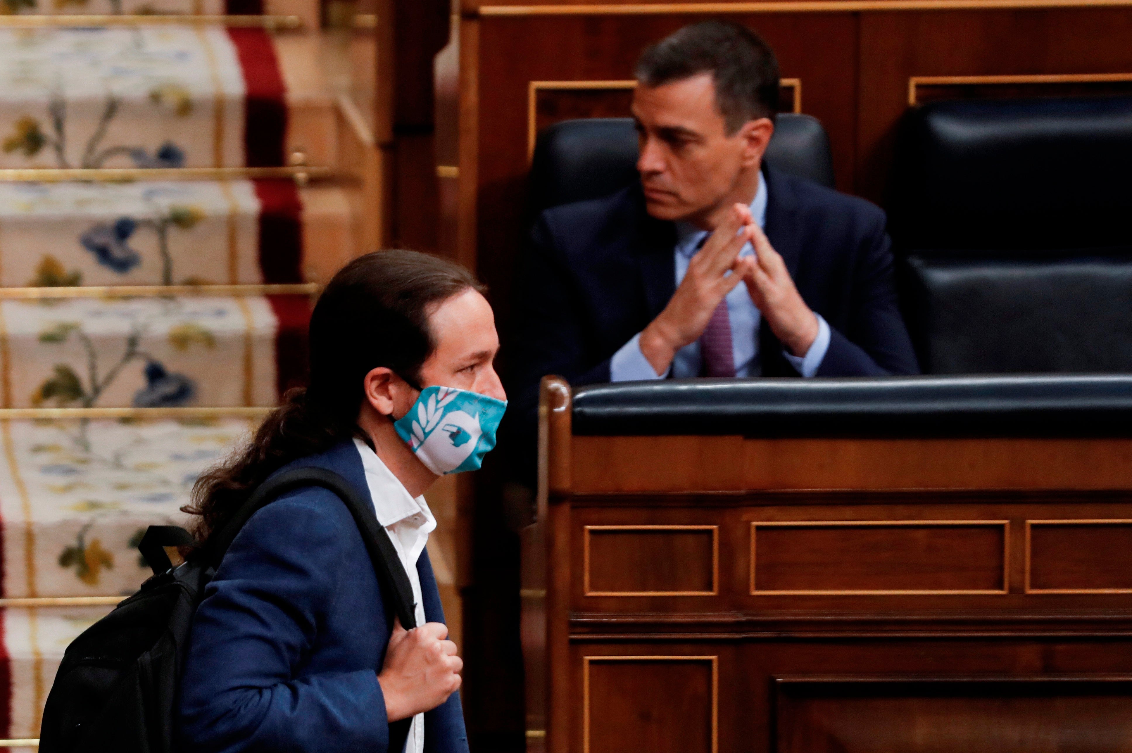 Pablo Iglesias pasa por delante de Pedro Sánchez en el Congreso de los Diputados.