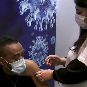 Hombre vacunado contra el coronavirus en Israel Hombre vacunado contra el coronavirus en Israel