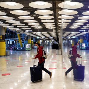 Una persona con mascarilla en el Aeropuerto de Barajas Una persona con mascarilla en el Aeropuerto de Barajas