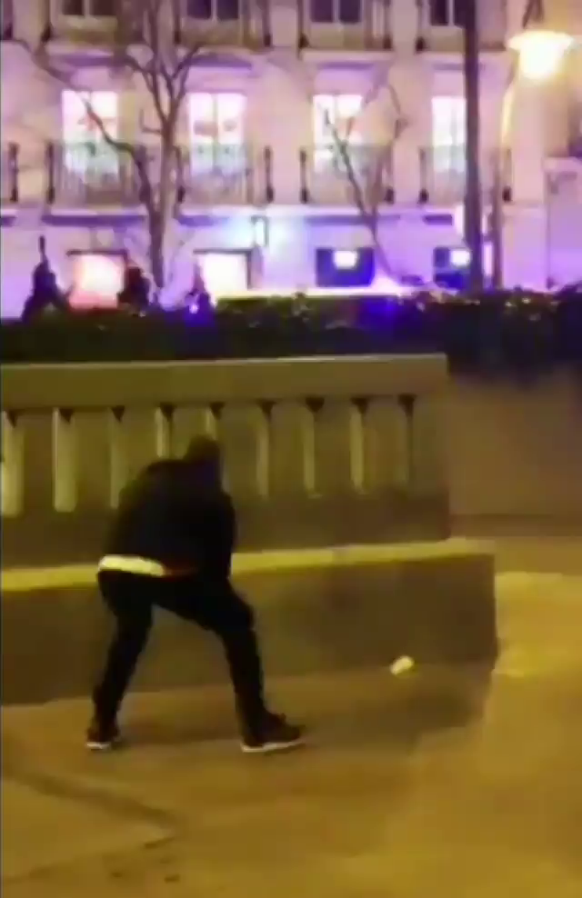 El momento en el que un joven impacta con un adoquín en la cabeza de un antidisturbios: buscan al agresor