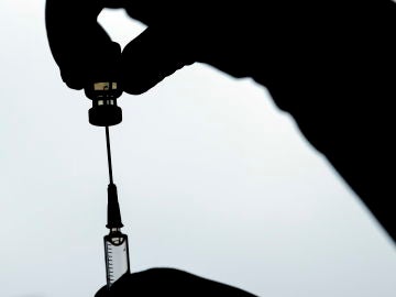 Un sanitario manipula una vacuna contra el coronavirus Un sanitario manipula una vacuna contra el coronavirus
