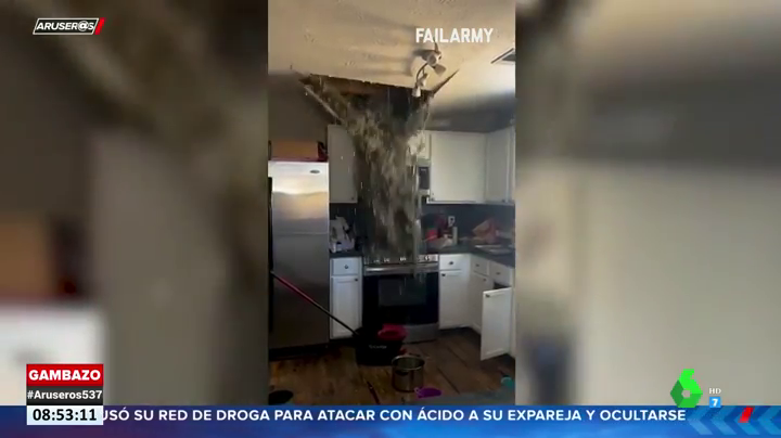 El momento en el que la lluvia revienta una tubería y todos los residuos del baño caen sobre la cocina